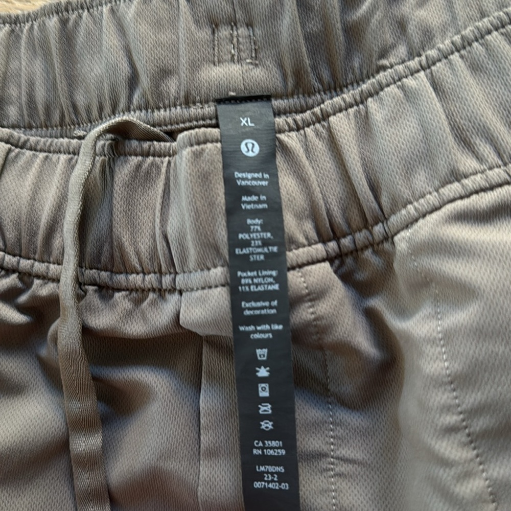 Lululemon Utilitarian Cargo Short 9" in Artifact like new - Picture 2 of 4